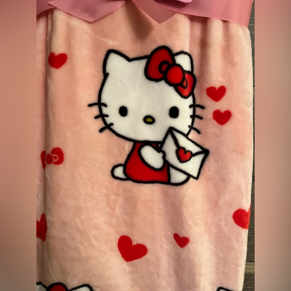 Hello Kitty Valentines Blanket - Picture 2 of 4
